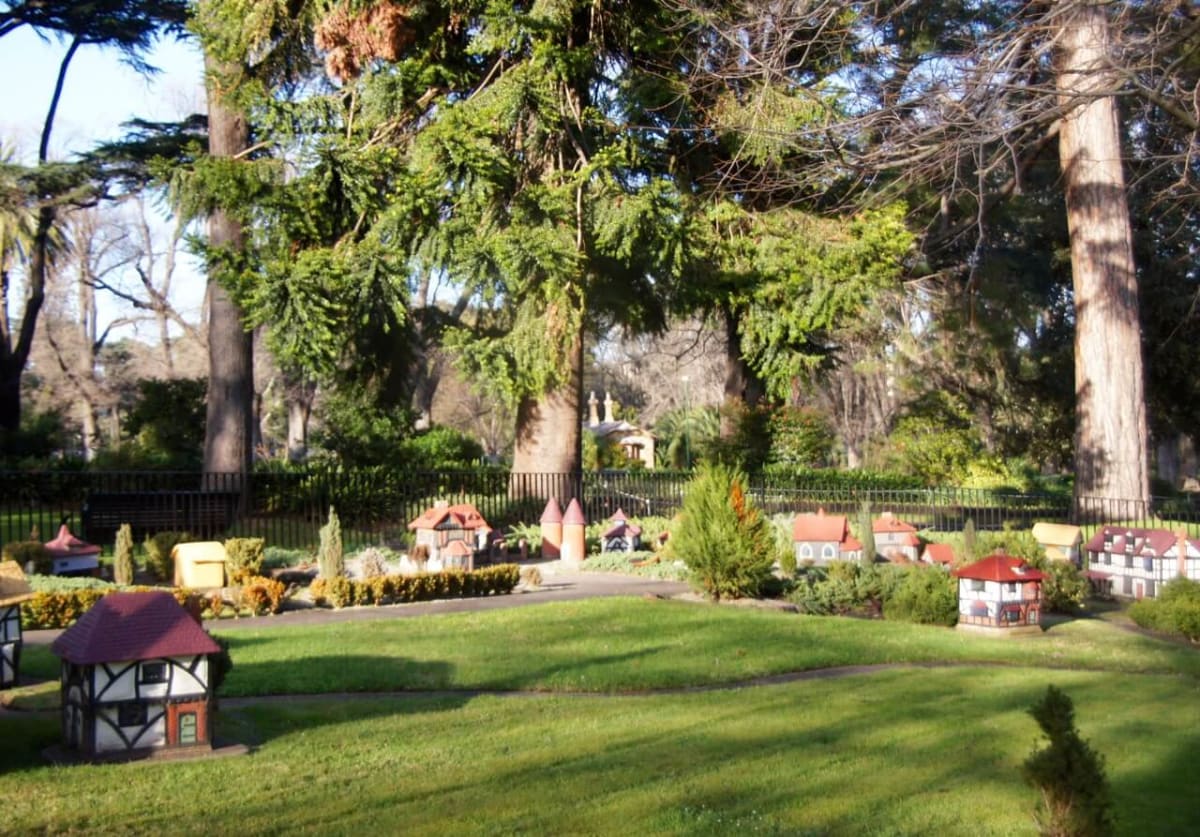Have a picnic at the Fitzroy Gardens