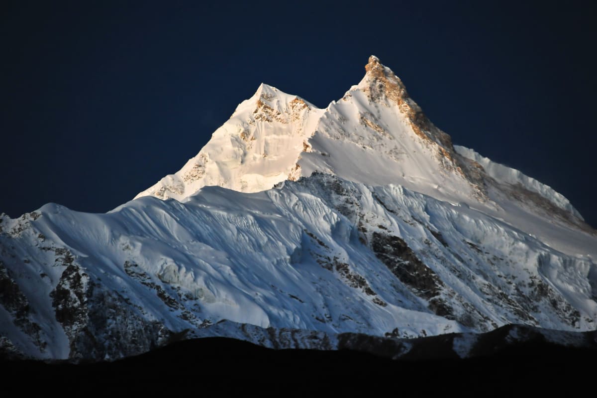manaslu trek guide
