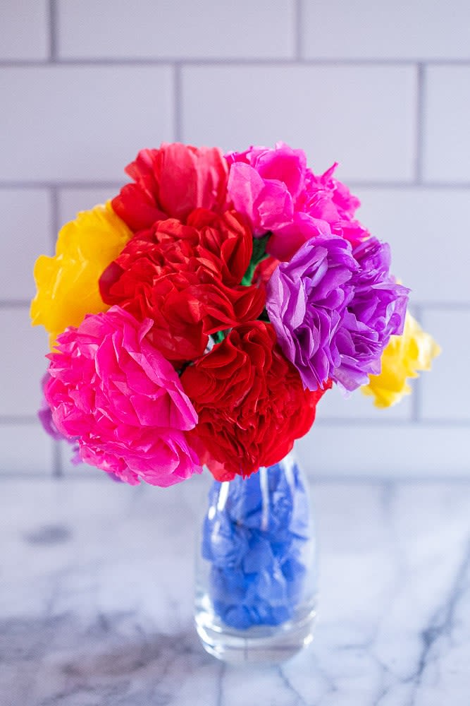 Create a spring flower bouquet with tissue paper and pipe cleaners