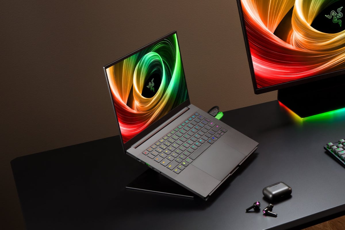 Razer Blade 14, Ryzen Ai 9-365, RTX 5070, 32 GB DDR5X-8000, 1-2 TB SSD, 3K 120 Hz 400 nits