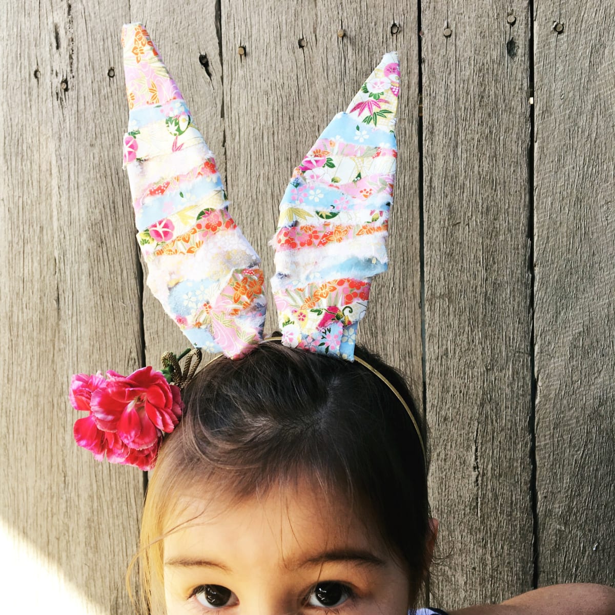 Make Easter bunny ears with paper and pipe cleaners