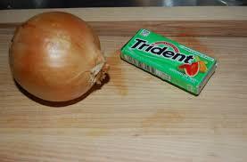 Wanna cut onions without tears? Chew gum.