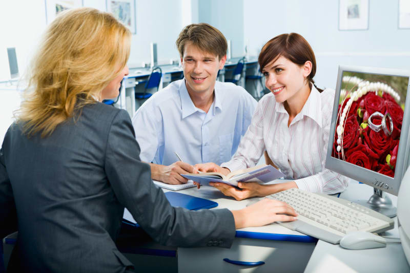 (Optional) Hire a wedding planner